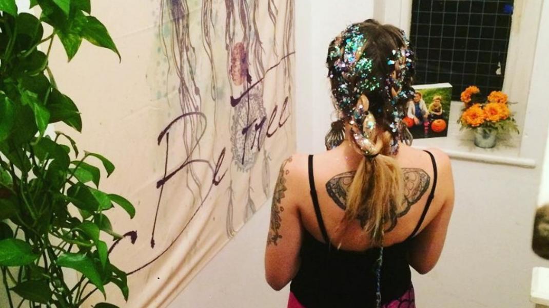 #Glitter Braids: Το νέο τρεντ στα μαλλιά που θα σε γεμίσει λάμψη τα Χριστούγεννα | 0 bovary.gr