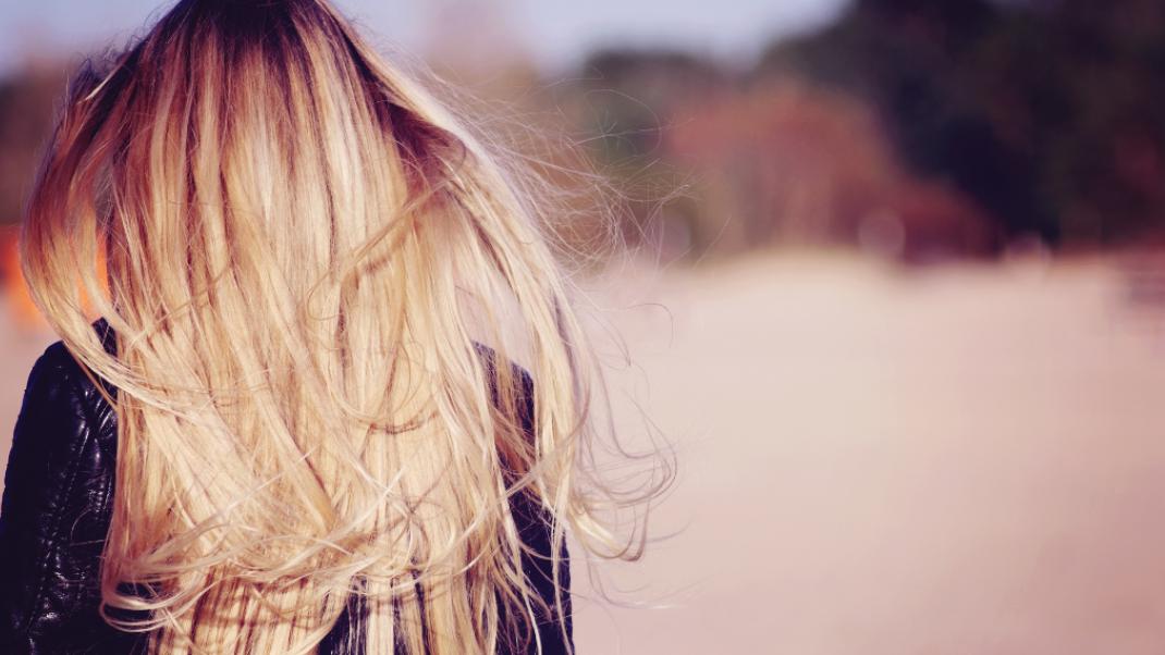 Γυναίκα με ίσια μαλλιά/Shutterstock/By Nevada31