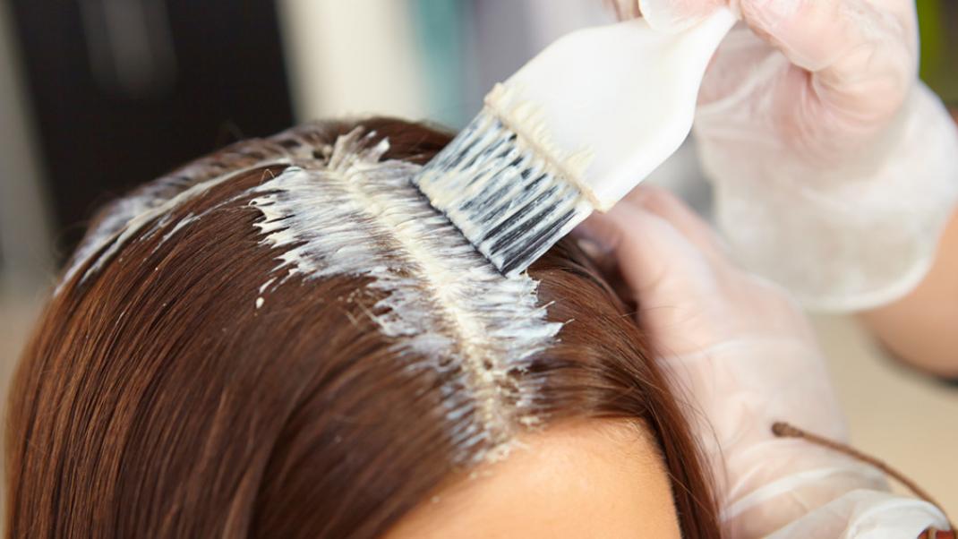 Πώς θα αφαιρέσεις τους λεκέδες στο δέρμα από τη βαφή μαλλιών  | 0 bovary.gr