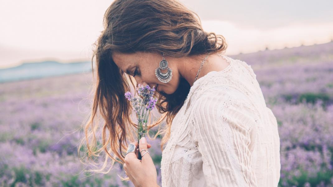 Γυναίκα μυρίζει λουλούδια, Φωτογραφία: Shutterstock/By Alena Ozerova