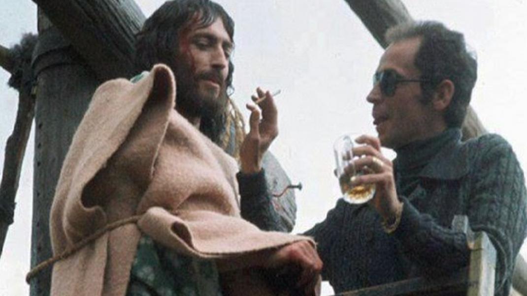 9 πράγματα που δεν γνωρίζεις για τη σειρά ο «Ιησούς από τη Ναζαρέτ» -Με τσιγάρο και μπράντι στο σταυρό ο Πάουελ | 0 bovary.gr