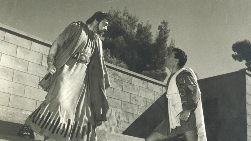 Η πρώτη παράσταση των Επιδαυρίων 65 χρόνια πριν -Ο ζεν πρεμιέ Αλεξανδράκης αποθεώθηκε από 20.000 θεατές | 0 bovary.gr