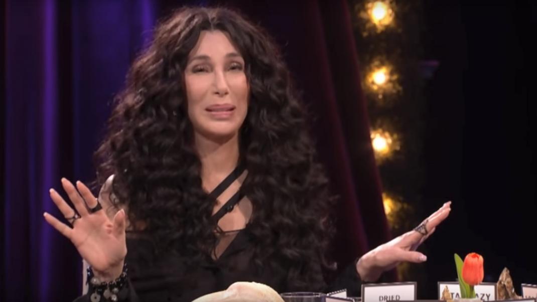 H στιγμή που η Cher τρώει ζωντανά μια κάμπια προκειμένου να μην κατονομάσει τους εραστές της | 0 bovary.gr