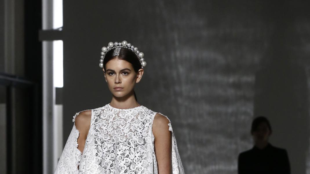 H Kaia Gerber στην πασαρέλα, Φωτογραφία: AP images/Michel Euler