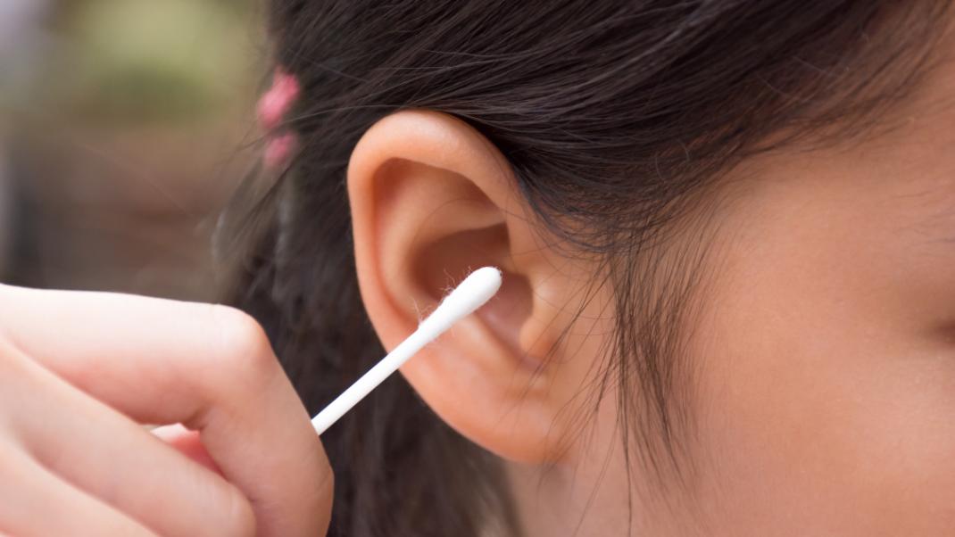 Γιατί οι επιστήμονες λένε ότι πρέπει να σταματήσεις τώρα να καθαρίζεις τα αυτιά σου με μπατονέτες | 0 bovary.gr