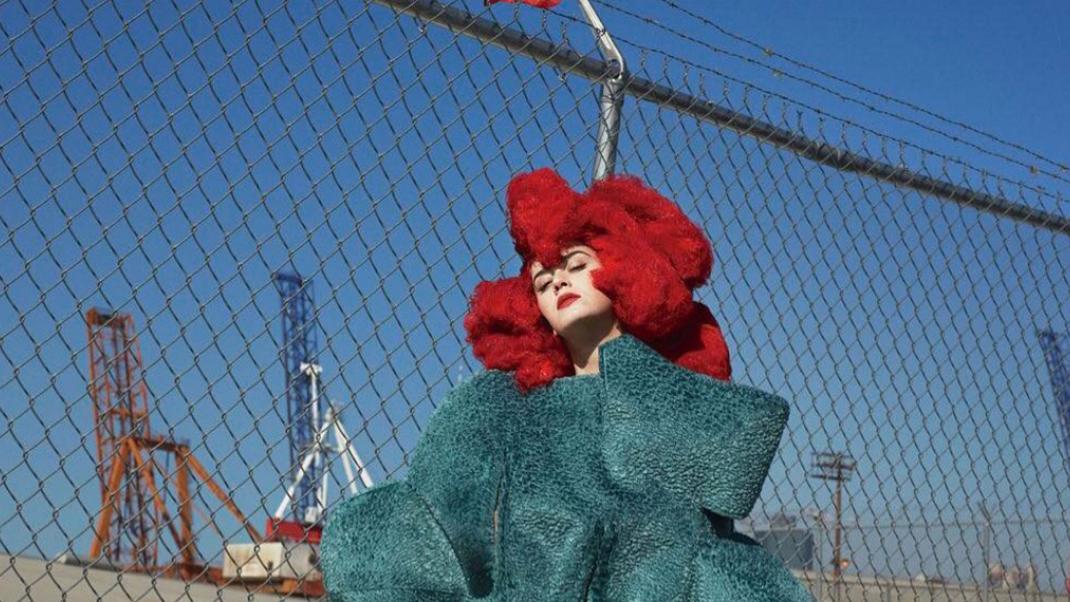 Η Κέιτι Πέρι με Comme des Garçons στο εξώφυλλο της Vogue | 0 bovary.gr