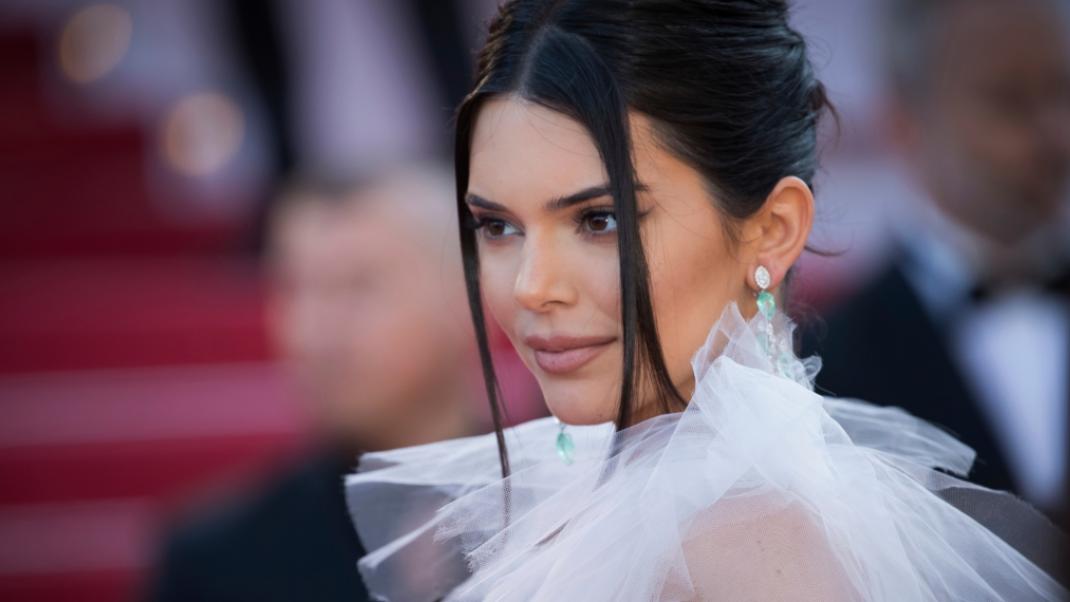 Η Kendall Jenner στο κόκκινο χαλί, στις Κάννες/AP Images