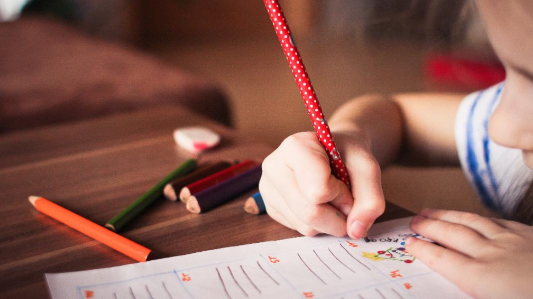 Παιδί γράφει στο βιβλίο, Φωτογραφία: Pexels/Pixabay