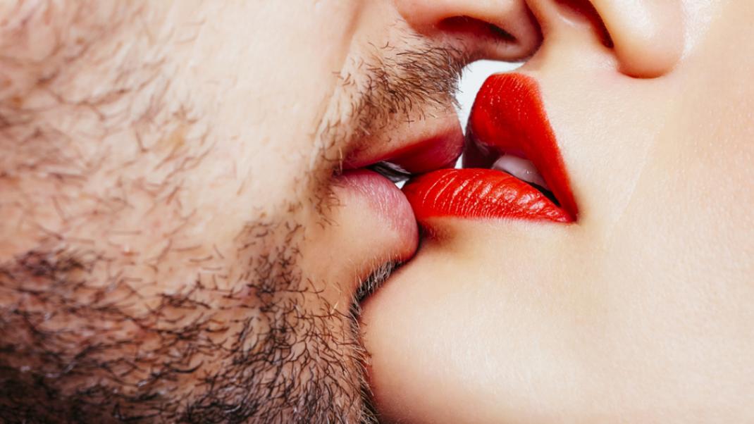 Μια ειδικός αποκαλύπτει τα κόλπα για να δώσεις το ωραιότερο φιλί στον σύντροφό σου | 0 bovary.gr