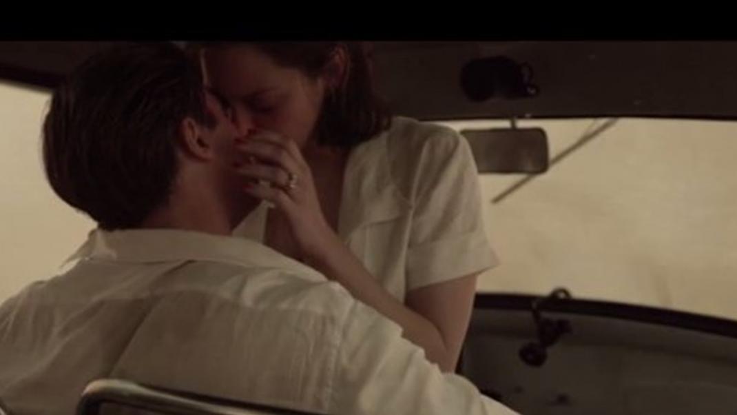 Το παθιασμένο φιλί Μπραντ Πιτ-Μαριόν Κοτιγιάρ στο τρέιλερ της ταινίας τους  | 0 bovary.gr