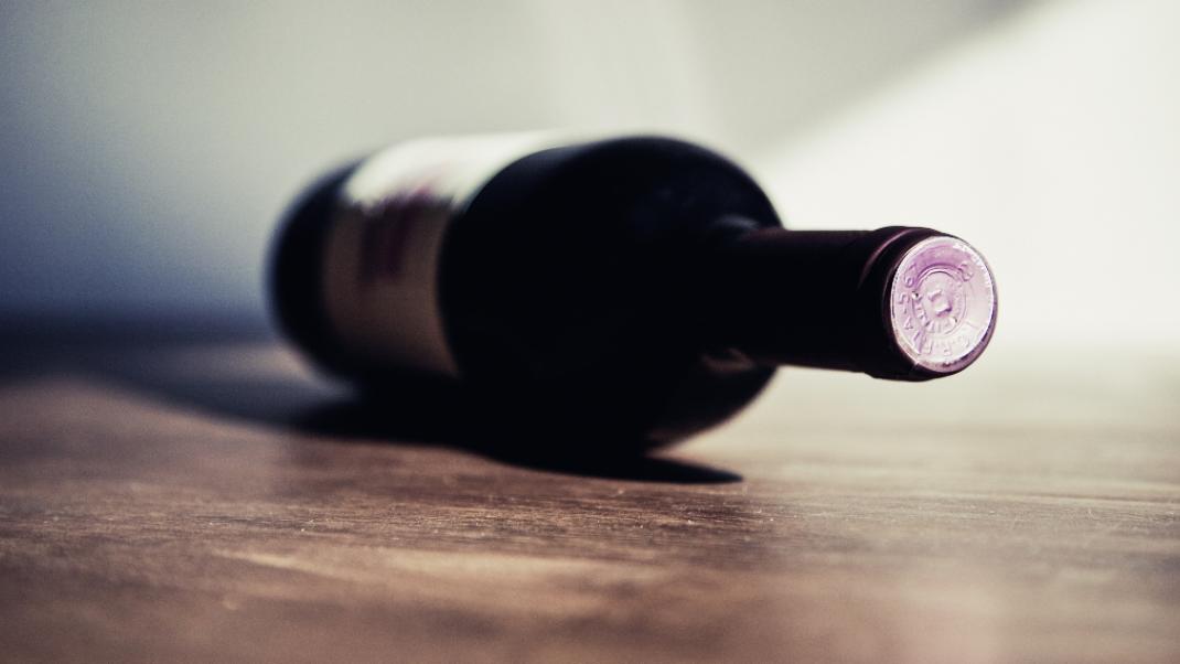 To κόλπο να παγώσεις ένα μπουκάλι κρασί σε 3 λεπτά  | 0 bovary.gr