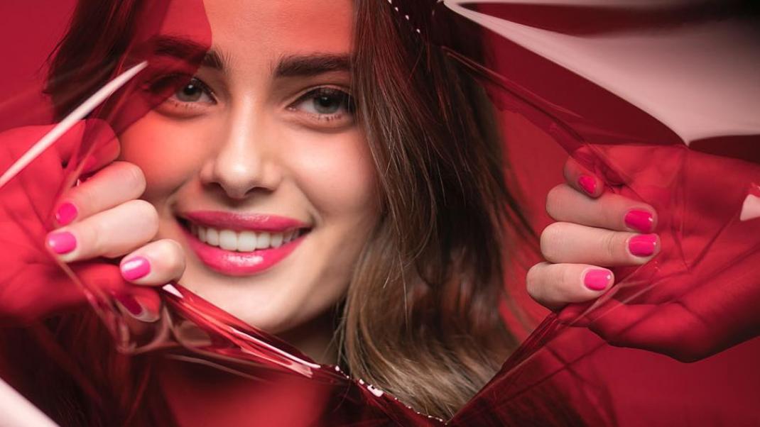 Το θρυλικό κραγιόν L’Absolu Lacquer της Lancôme πυροδοτεί την ευτυχία | 0 bovary.gr