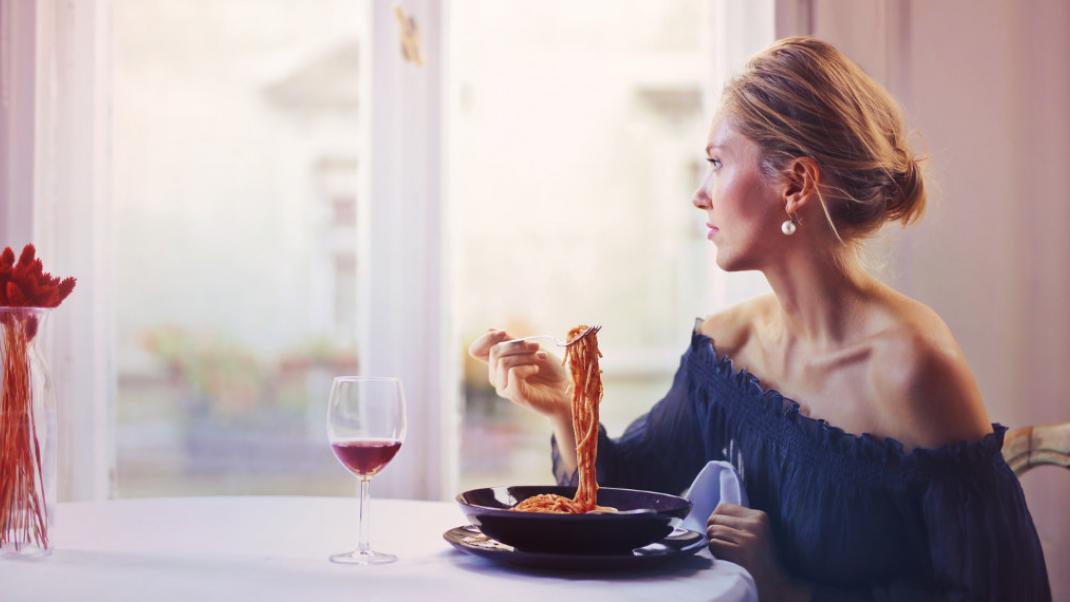Γυναίκα τρώει μακαρόνια, Φωτογραφία: Adrienn/Pexels