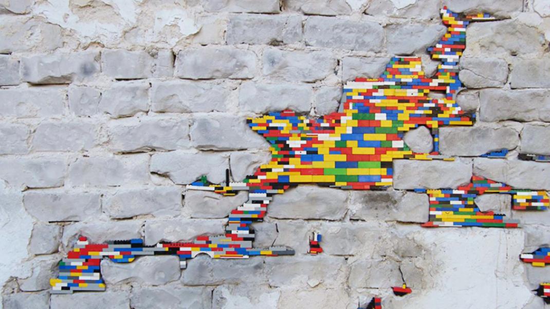 Χτίζει με Lego -Καλλιτέχνης αναπαλαιώνει με... χρωματιστό τρόπο | 0 bovary.gr