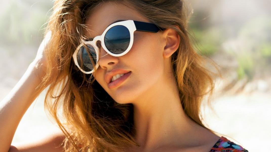 Κορίτσι στον ήλιο/Shutterstock