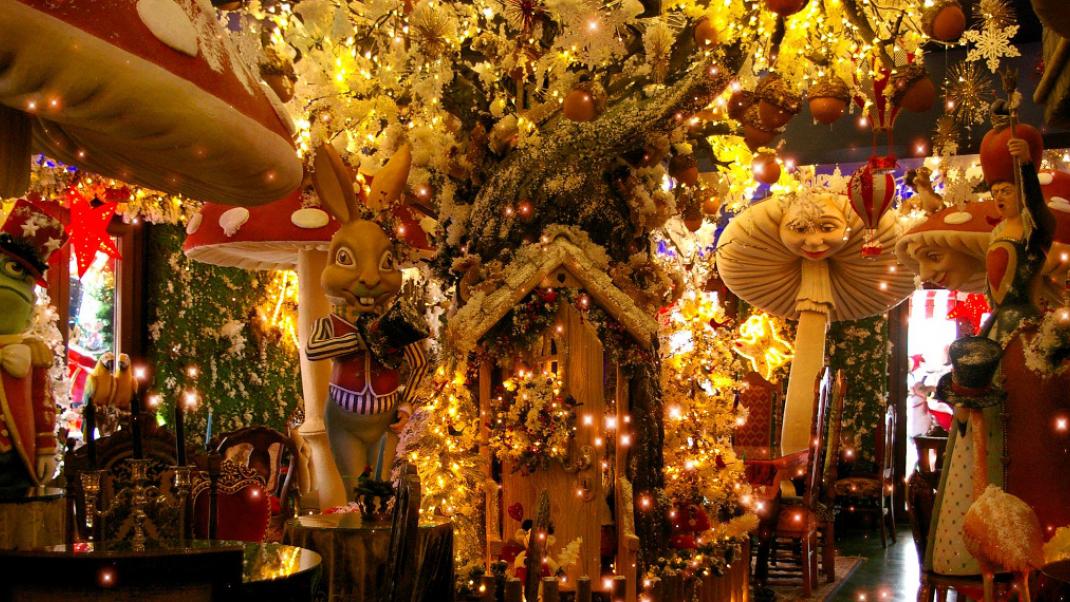Όλη η μαγεία των Χριστουγέννων αντανακλάται στη νέα διακόσμηση του «Little Kook» | BOVARY