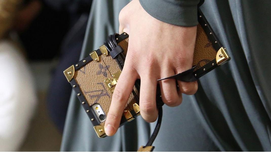 Γιατί απ'όλη τη συλλογή της Louis Vuitton συζητήθηκαν μόνο οι νέες θήκες κινητού | 0 bovary.gr