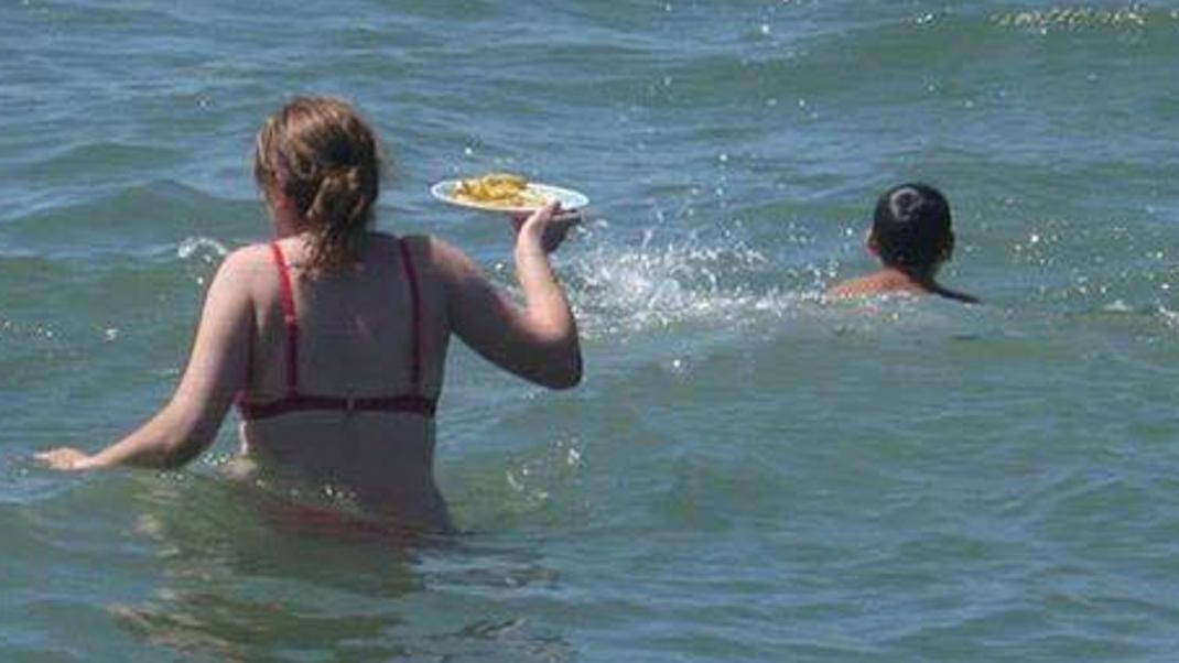 Κλασική Ελληνίδα μάνα γίνεται viral -Κυνηγάει τον γιο της με το ταπεράκι μέσα στη θάλασσα [εικόνες] | 0 bovary.gr