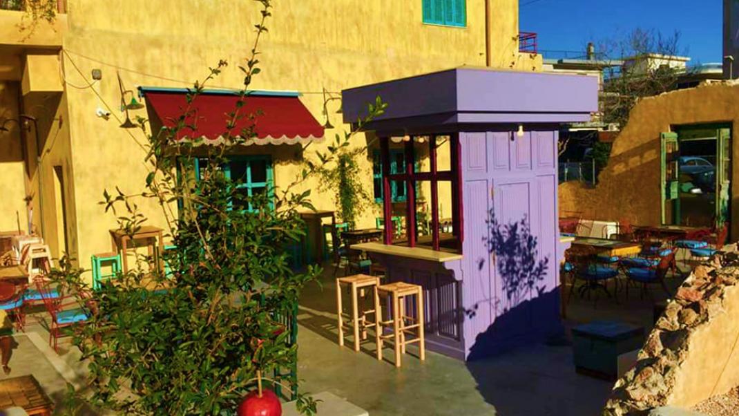Mαντανία: Μια μονοκατοικία του '60 μεταμορφώθηκε σε ένα all day cafe που τιμά τον ελληνικό πολιτισμό | 0 bovary.gr