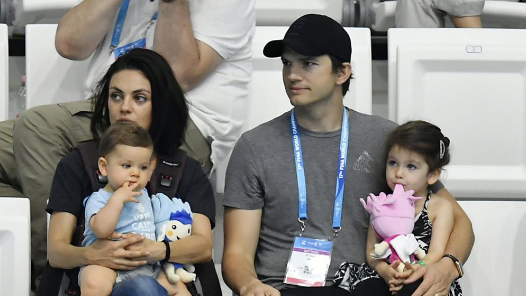 Mila Kunis - Ashton Kutcher: Ο λόγος που δεν θα πάρουν ποτέ δώρα στα παιδιά τους τα Χριστούγεννα | 0 bovary.gr