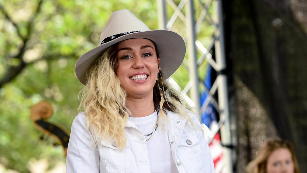 O αδελφός της Miley Cyrus έκανε το ντεμπούτο του στην πασαρέλα  | 0 bovary.gr