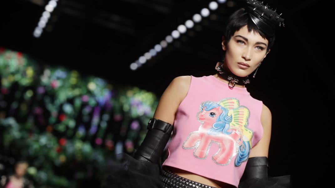 Moschino SS 2018: Pop αισθητική σε φλοράλ μοτίβα | 0 bovary.gr