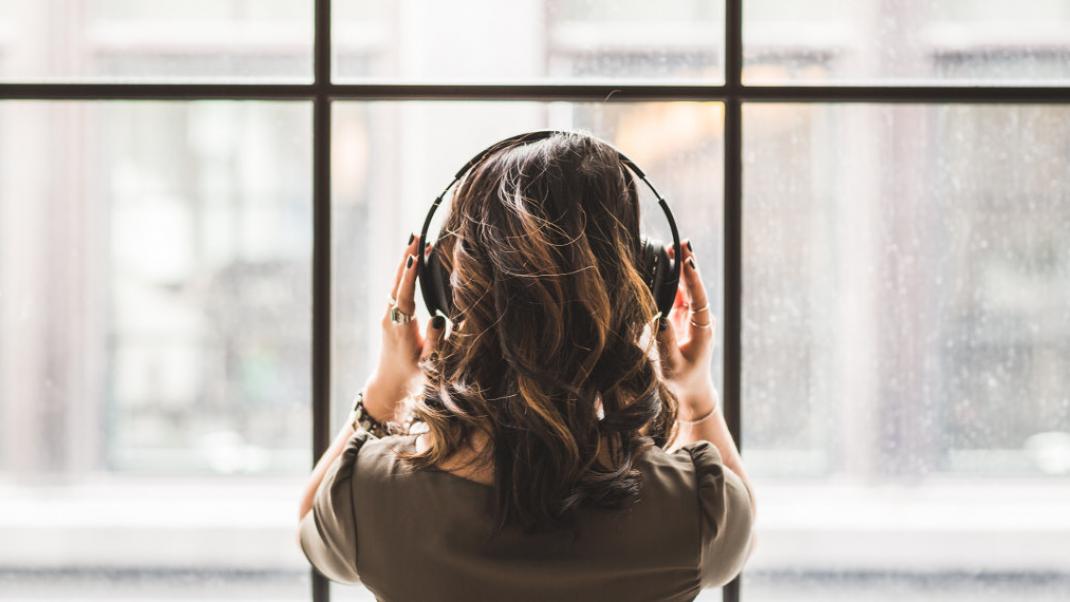 Γυναίκα ακούει μουσική, Φωτογραφία: Burst/Pexels