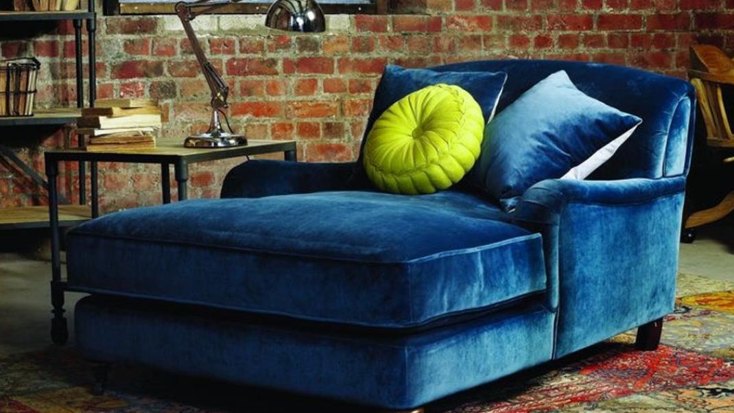 Πώς ένας μπλε βελούδινος καναπές μπορεί να αλλάξει ένα ολόκληρο σπίτι | 0 bovary.gr