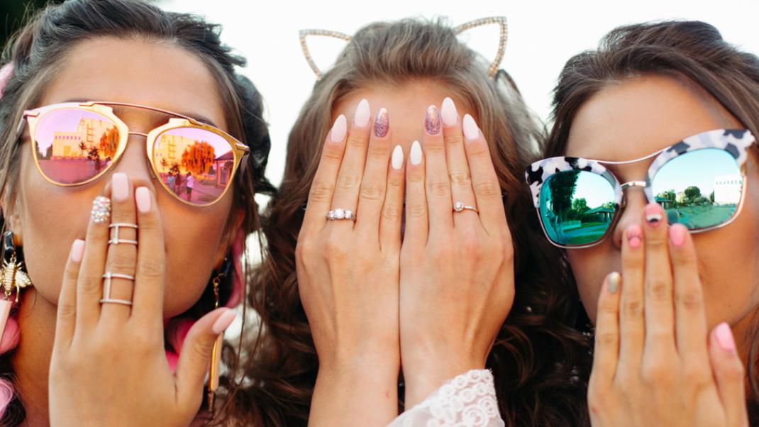 Κορίτσια με μανικιούρ. Φωτογραφία: Shutterstock