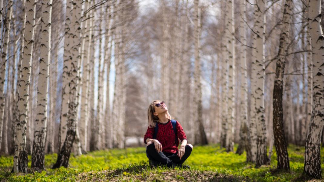 Μια γυναίκα απολαμβάνει τη φύση, Φωτογραφία: Pexels 