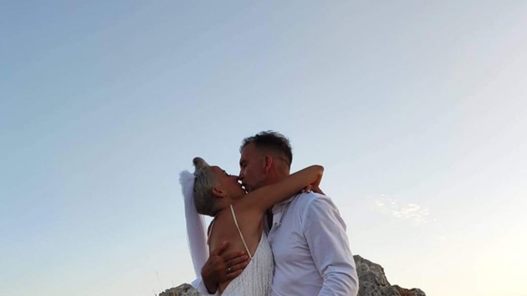 Ο Πάνος Μεταξόπουλος και η Αγγελική Φατούρου μετά την γαμήλια τελετή/ Φωτογραφία: Κaiti Spantidaki/Facebook