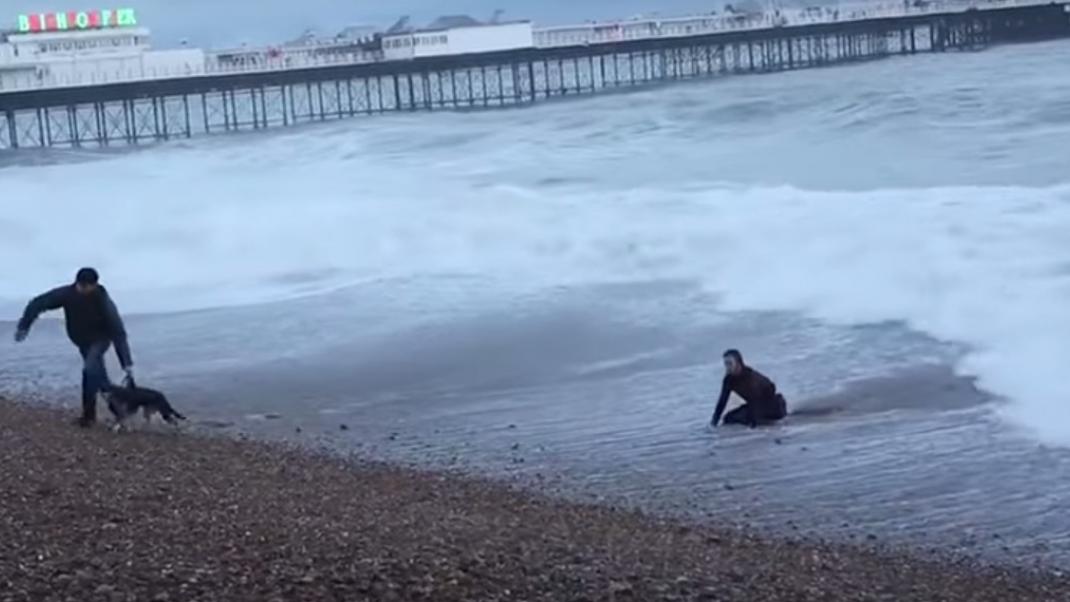 Η απίστευτη μάχη γυναίκας με τα άγρια κύματα για να σώσει το σκύλο της | 0 bovary.gr