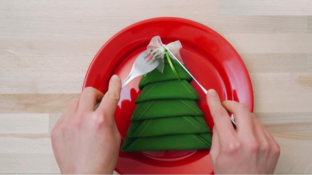Πρωτότυπο! Δίπλωσε την πετσέτα σε σχήμα χριστουγεννιάτικου δέντρου [βίντεο] | 0 bovary.gr
