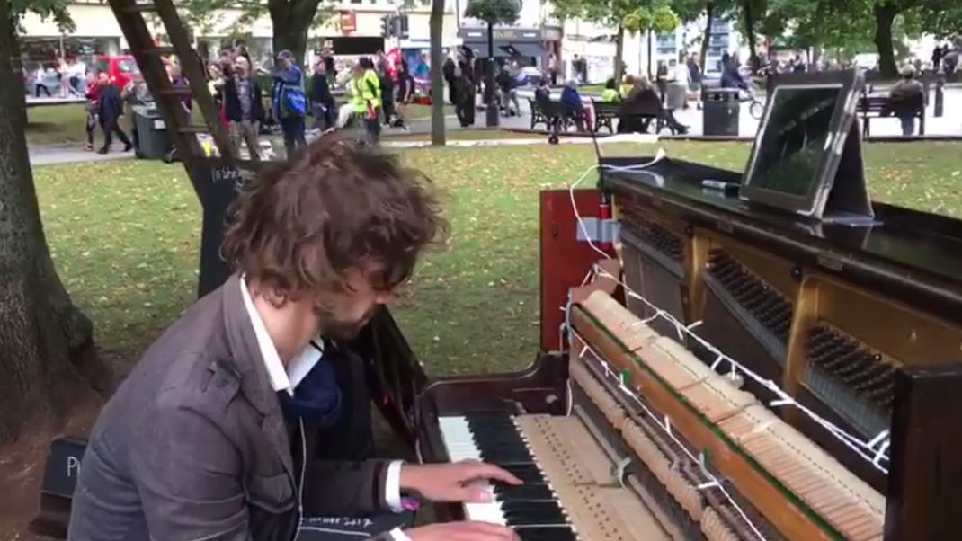Αυτός ο 34χρονος μουσικός ορκίστηκε να παίζει πιάνο μέχρι η πρώην αγαπημένη του να γυρίσει σε εκείνον | 0 bovary.gr
