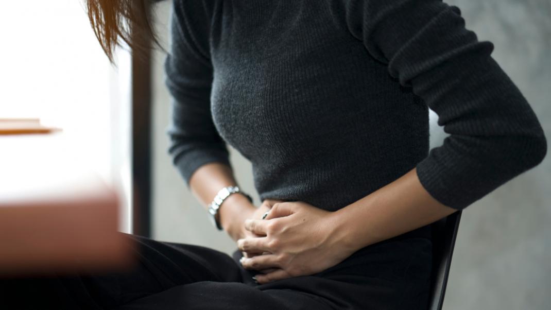 Μια γυναίκα πονάει στην κοιλιά, Φωτογραφία: Shutterstock/By NaruFoto