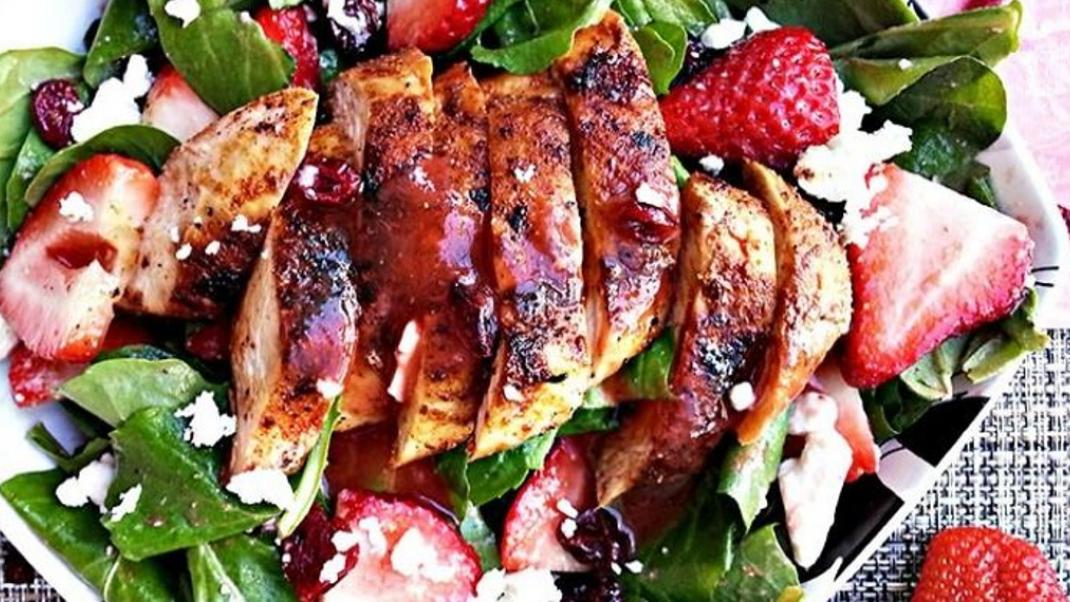 Ψητό κοτόπουλο με σαλάτα και φράουλες | 0 bovary.gr