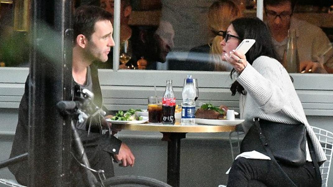 Η Κόρτνεϊ Κοξ «σκοτώνεται» με τον σύντροφό της σε εστιατόριο στο Νότινγκ Χιλ [εικόνες] | 0 bovary.gr