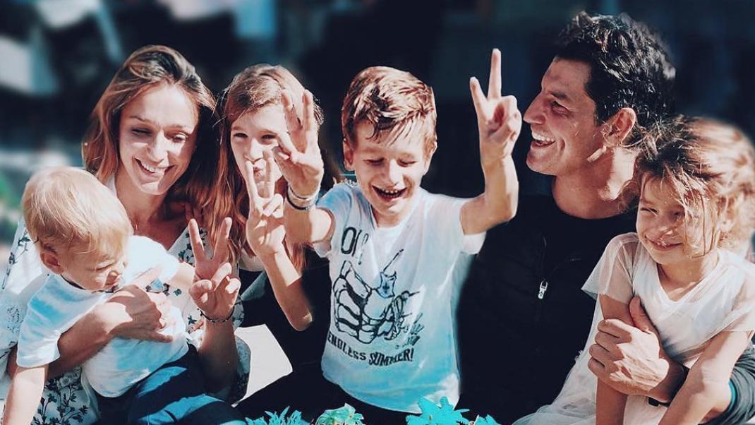 Ο Σάκης Ρουβάς με την Κάτια Ζυγούλη και τα τέσσερα παιδιά τους, Φωτογραφία: sakisrouvas/instagram
