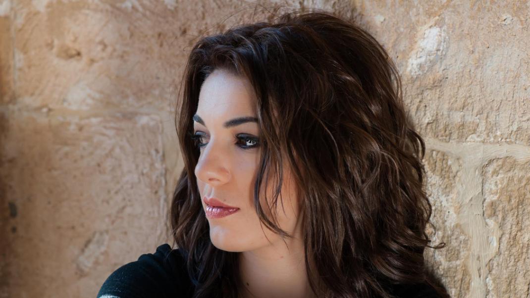 Η Στέλλα Σειραγάκη είναι η γυναικεία φωνή της Κρήτης  | 0 bovary.gr