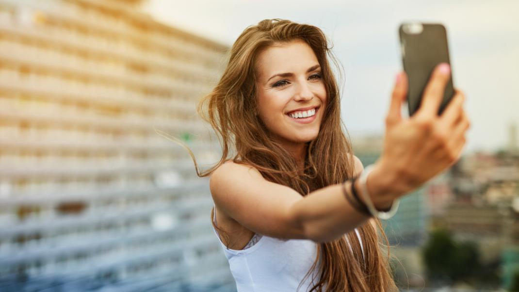 Γυναίκα βγάζει selfie με το κινητό της, Φωτογραφία: Shutterstock/By baranq