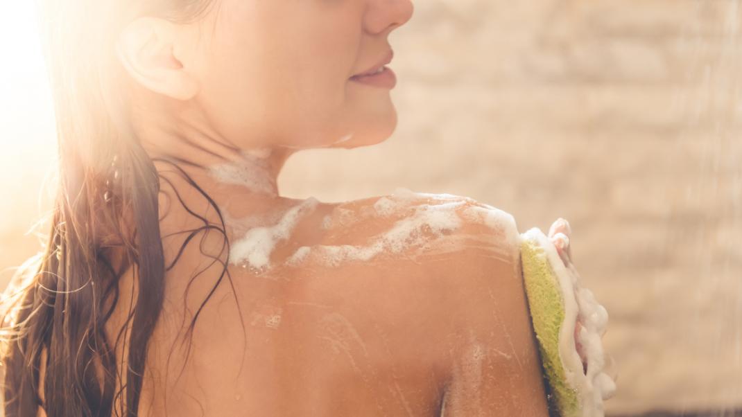 Μια γυναίκα κάνει ντους, Φωτογραφία: Shutterstock