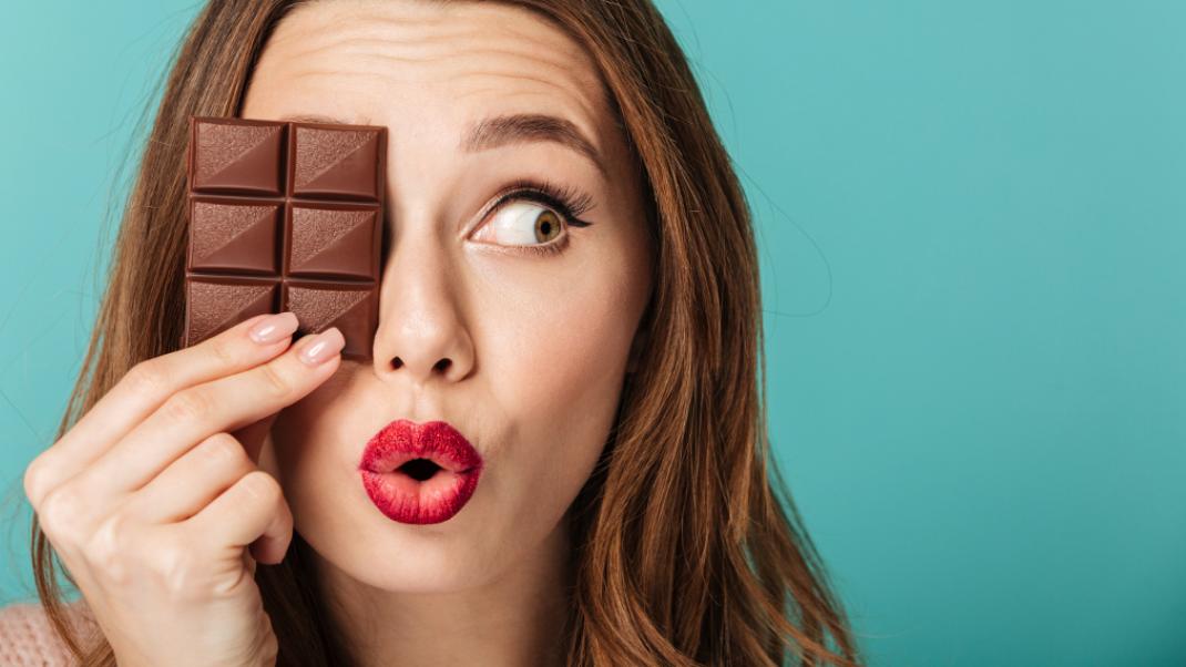 Γυναίκα κρατάει μια σοκολάτα, Φωτογραφία: Shutterstock/By Dean Drobot