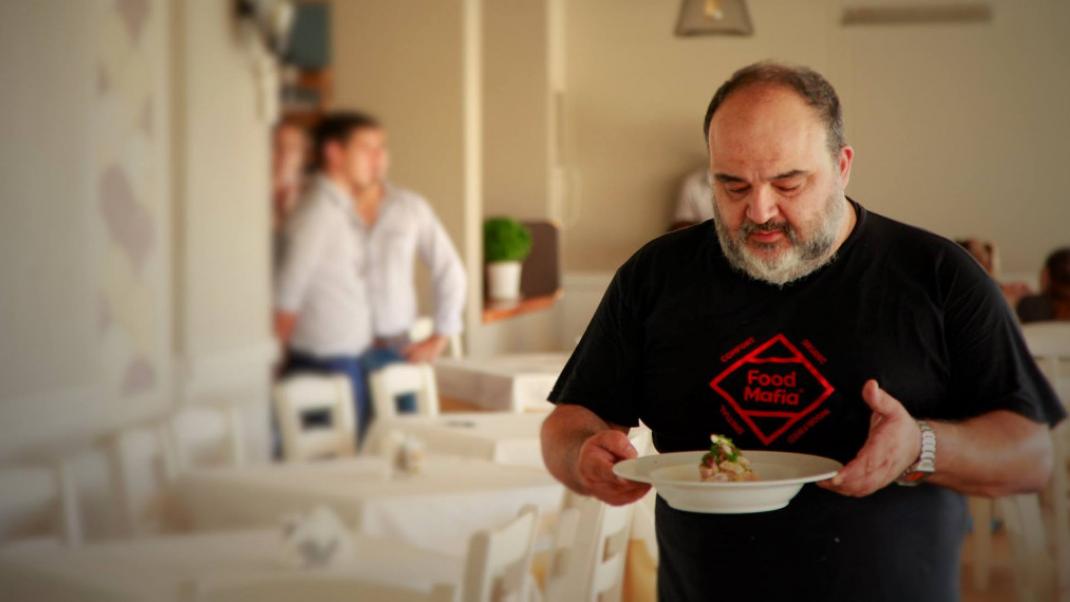Ηλίας Σκουλάς:  Ο σεφ που φτιάχνει το καλύτερο μπέργκερ στην Ελλάδα, μας προτείνει πού να φάμε στην Αθήνα | 0 bovary.gr