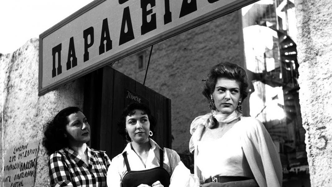 Η Σοφία Βέμπο, η Βούλα Ζουμπουλάκη και η Μελίνα Μερκούρη στη «Στέλλα» του Κακογιάννη (1955)