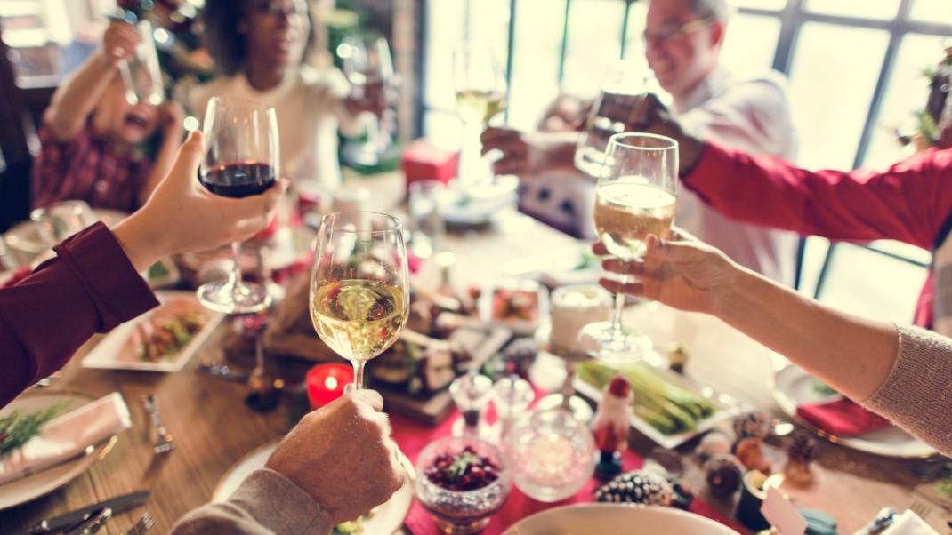Γιορτινό τραπέζι, Φωτογραφία: Shutterstock/By Rawpixel.com
