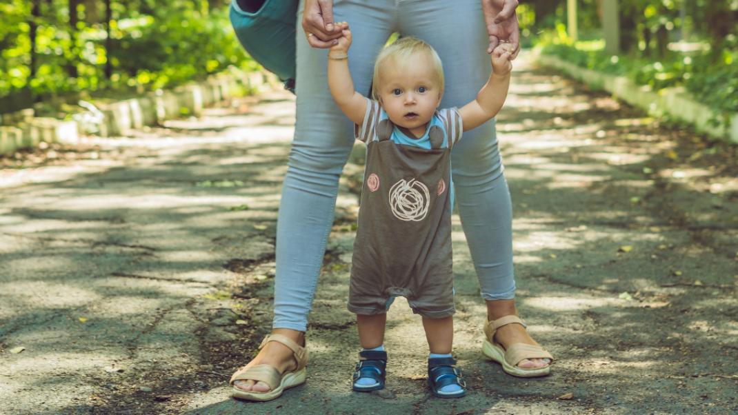 Ενα παιδί στα πόδια της μητέρας του, Φωτογραφία: Shutterstock/By Elizaveta Galitckaia
