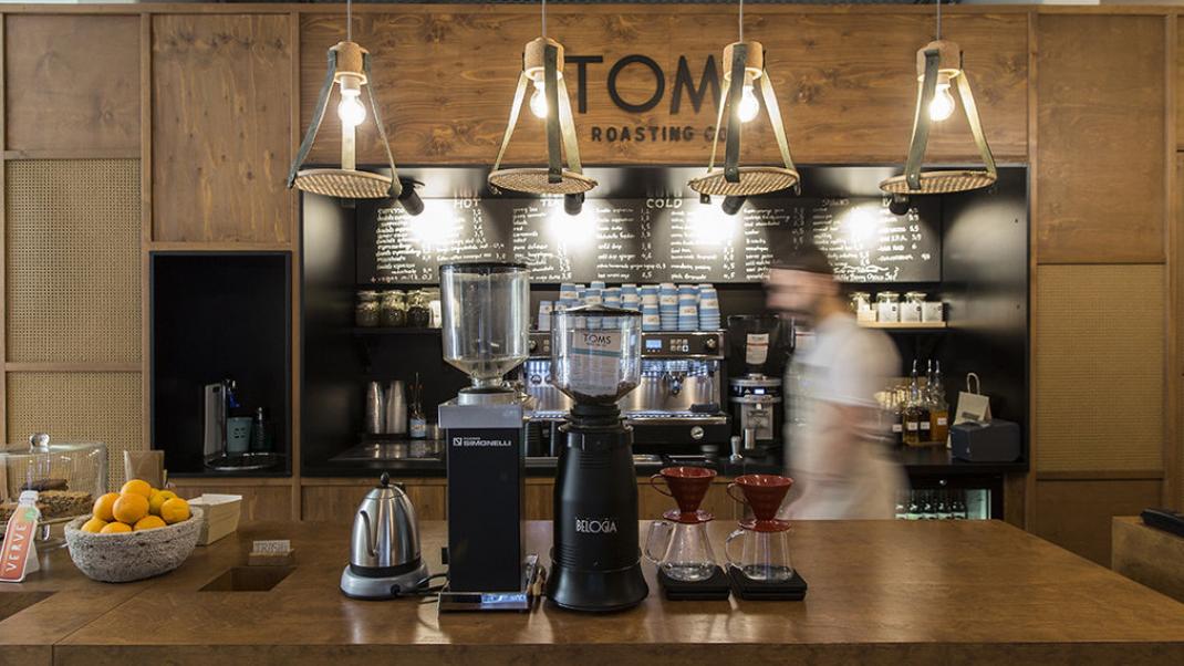 Στο cafe της TOMS στην Αθήνα με κάθε καφέ βοηθάμε ανθρώπους να αποκτήσουν πρόσβαση σε νερό | 0 bovary.gr