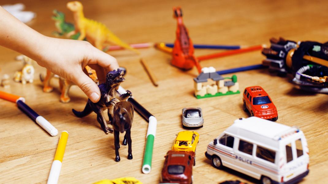 Πολλά παιχνίδια στο πάτωμα, Φωτογραφία: Shutterstock/ By iordani