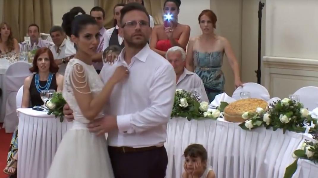 Τα έδωσαν όλα -Ζευγάρι από τον Βόλο στον πιο επικό γαμήλιο χορό | 0 bovary.gr