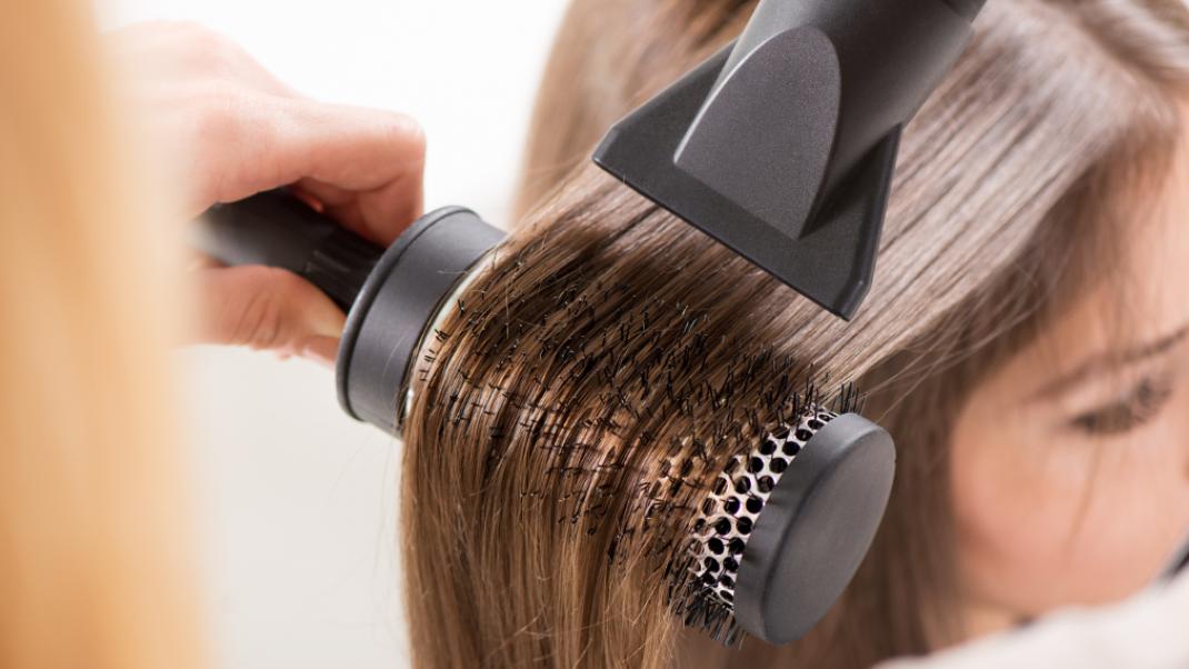 Ισιωμα μαλλιών με στρογγυλή βούρτσα, Φωτογραφία: Shutterstock/ By MilanMarkovic78